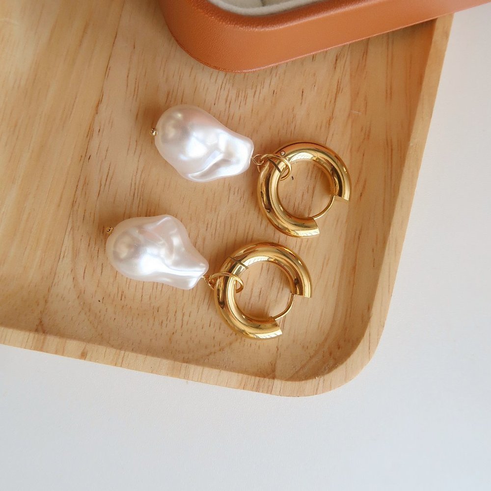 NEW 18K Gold Plated Baroque Pearl Drop Round Huggie Hoop Earrings - Picture 4 of 11